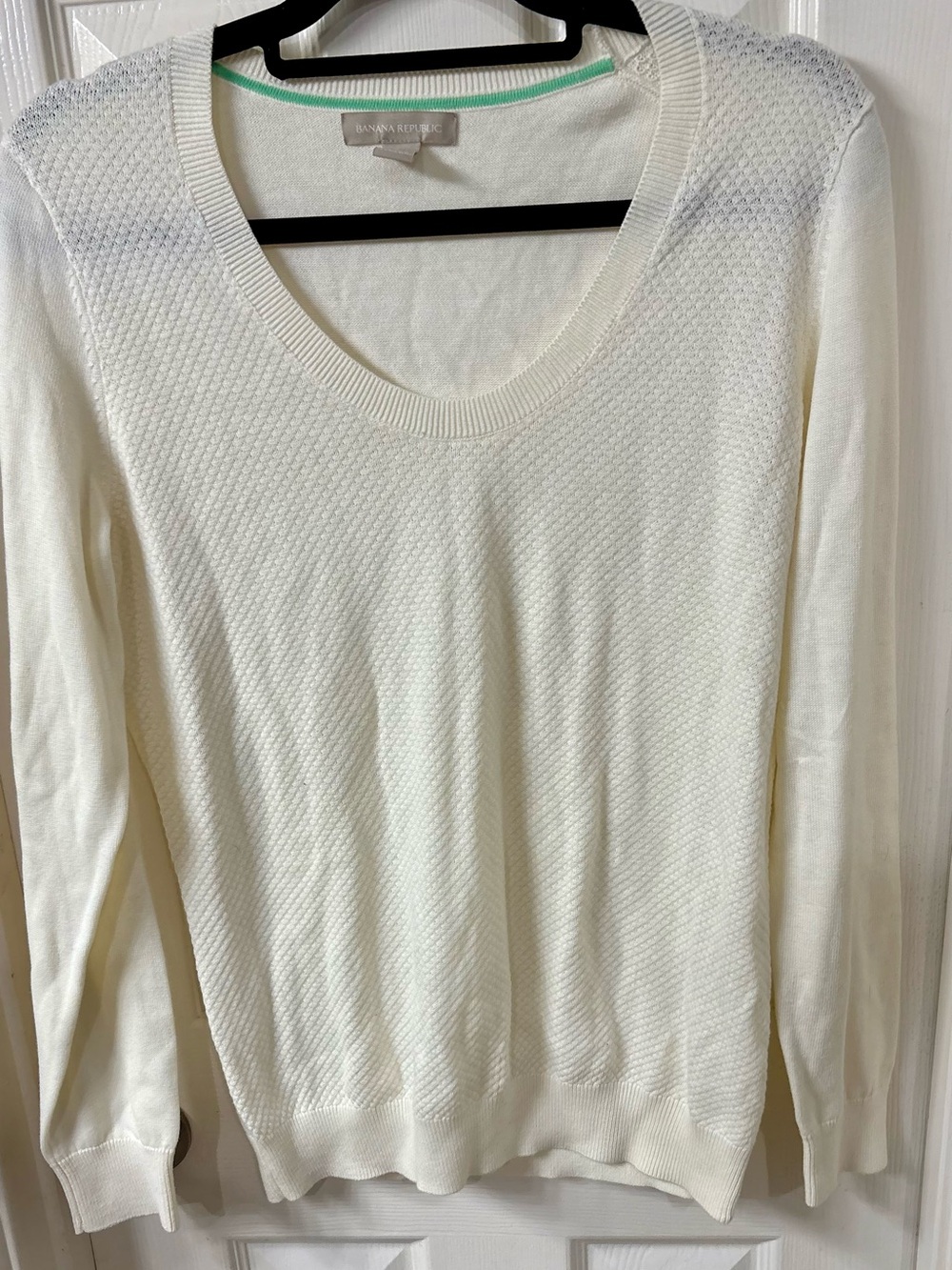 BANANA REPUBLIC CREAM LIGHTWEIGHT V NECK SWEATER- sz L
